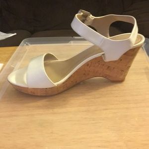 Ellen Tracy White sandal wedge